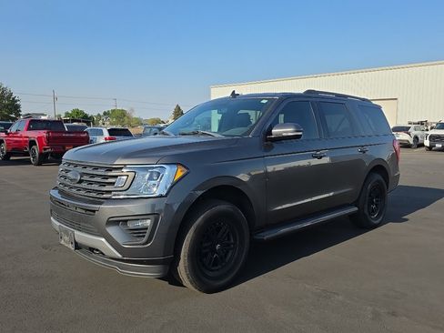 Used 2018 Ford Expedition XLT w/ Equipment Group 202A AWD/4WD image 3