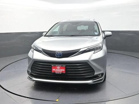 Certified 2025 Toyota Sienna XLE FWD image 2