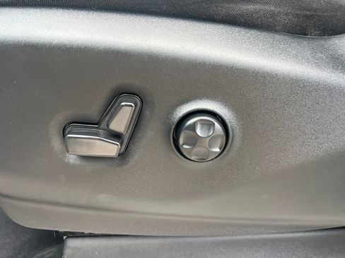 Used 2023 Chrysler Pacifica Touring-L FWD image 12