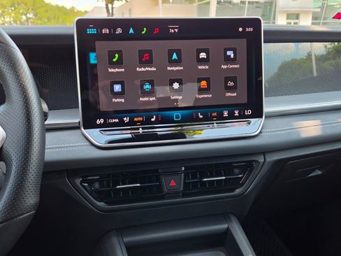 Certified 2025 Volkswagen Tiguan SE R-Line AWD/4WD image 30