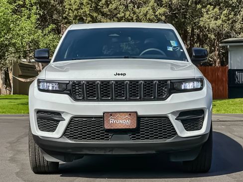 Used 2023 Jeep Grand Cherokee Altitude AWD/4WD image 10