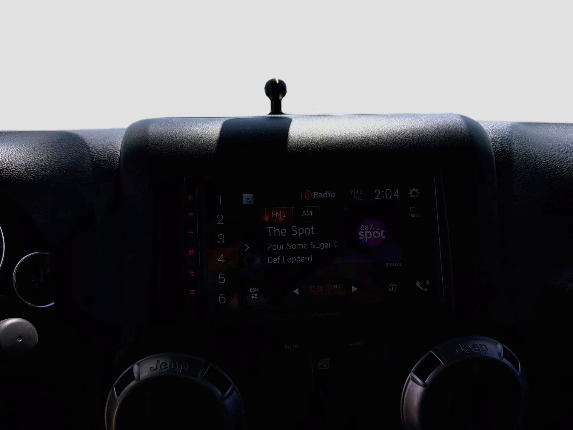 Used 2018 Jeep Wrangler Unlimited Sahara w/ Connectivity Group AWD/4WD image 13