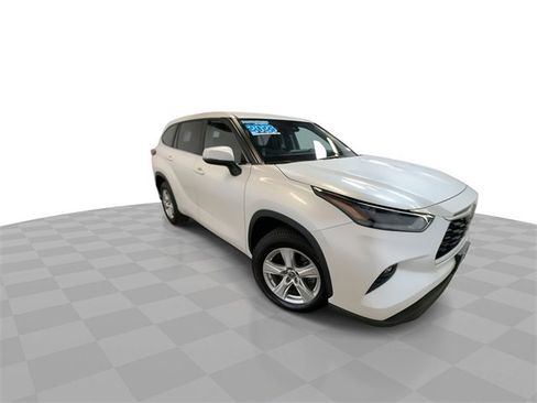 Used 2023 Toyota Highlander LE image 2