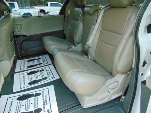 Used 2016 Toyota Sienna LE image 7