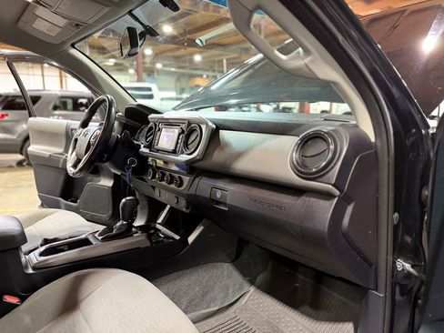 Used 2016 Toyota Tacoma SR5 w/ SR5 Appearance Package (SN) AWD/4WD image 18