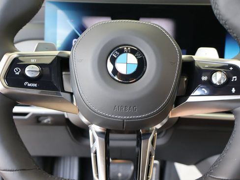Used 2025 BMW 760i xDrive w/ Executive Package AWD/4WD image 18