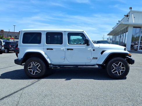 Used 2025 Jeep Wrangler Unlimited Sahara AWD/4WD image 8