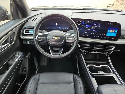 Used 2025 Chevrolet Traverse LT FWD image 8