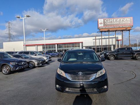 Used 2015 Toyota Sienna XLE image 4
