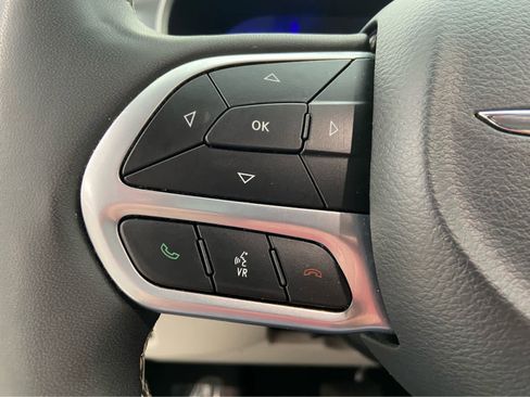 Used 2024 Chrysler Pacifica Touring-L image 23