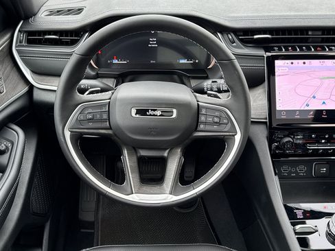 New 2025 Jeep Grand Cherokee Limited w/ Luxury Tech Group II image 17