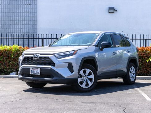 Used 2024 Toyota RAV4 LE AWD/4WD image 5