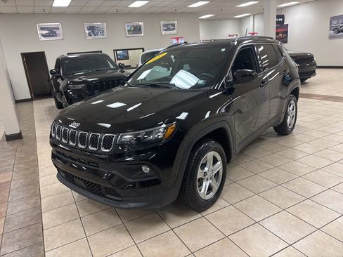 Used 2023 Jeep Compass Latitude image 3