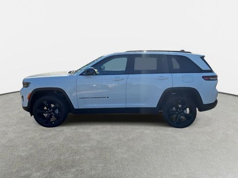New 2025 Jeep Grand Cherokee Altitude image 8