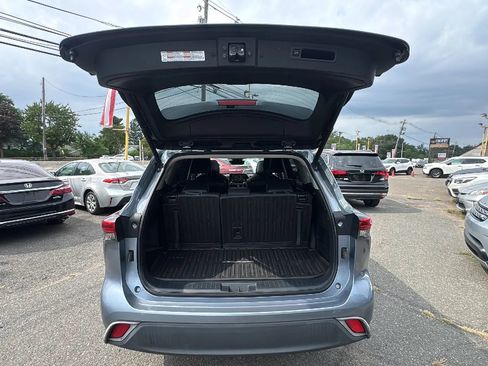 Used 2021 Toyota Highlander XLE AWD/4WD image 18