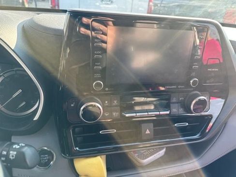 Used 2022 Toyota Highlander XLE AWD/4WD image 15