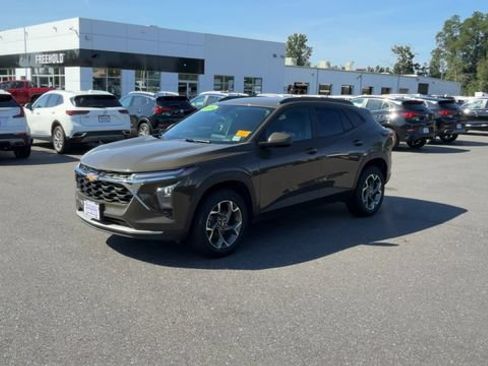 Used 2024 Chevrolet Trax LT w/ Driver Confidence Package FWD image 4