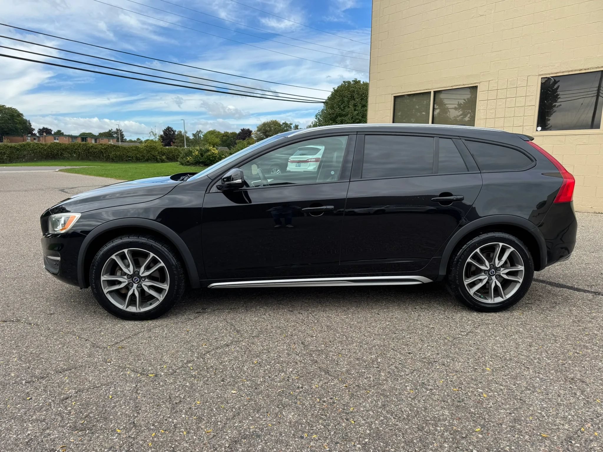 Used 2016 Volvo V60 T5 Cross Country w/ Convenience Package AWD/4WD image 5