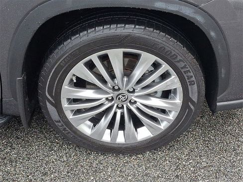 Used 2023 Toyota Highlander Platinum image 8