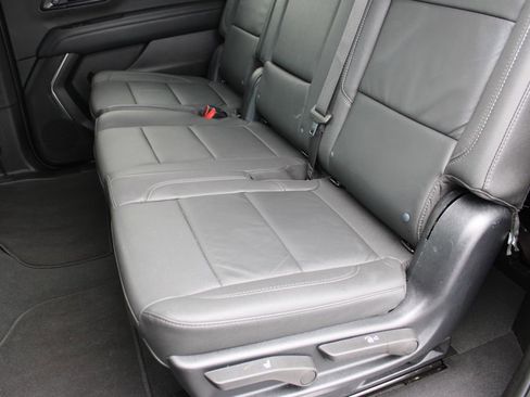 Used 2025 Chevrolet Suburban Z71 image 22