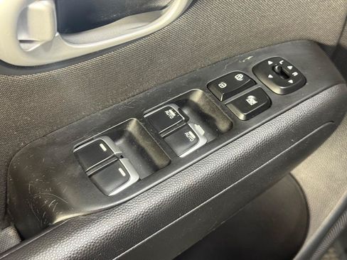 Used 2017 Kia Soul + FWD image 32