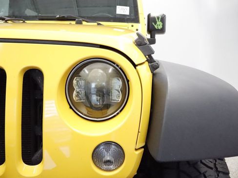 Used 2015 Jeep Wrangler Rubicon w/ Power Convenience Group AWD/4WD image 3