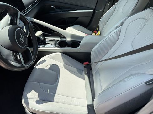 Used 2025 Hyundai Elantra Limited FWD image 3