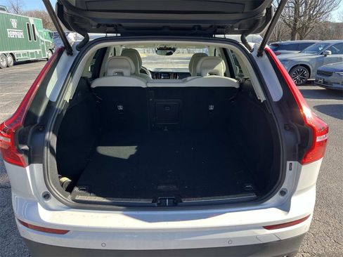 Used 2018 Volvo XC60 T5 Momentum w/ Vision Package image 12