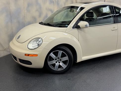 Used 2006 Volkswagen Beetle Coupe w/ Package 1 FWD image 2