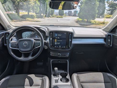 Used 2020 Volvo XC40 T5 Momentum image 12