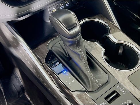 Used 2023 Toyota Highlander Limited image 16