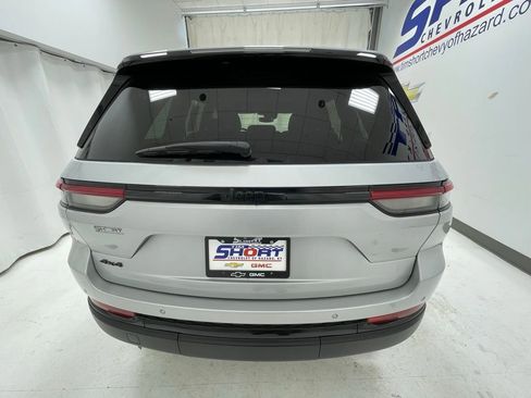 Used 2023 Jeep Grand Cherokee Altitude AWD/4WD image 5