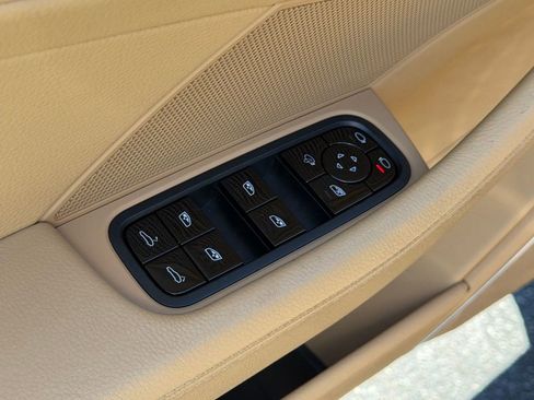 Used 2018 Porsche Panamera RWD image 16