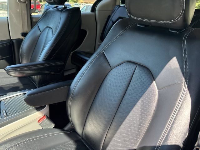 Used 2024 Chrysler Pacifica Touring-L FWD image 11