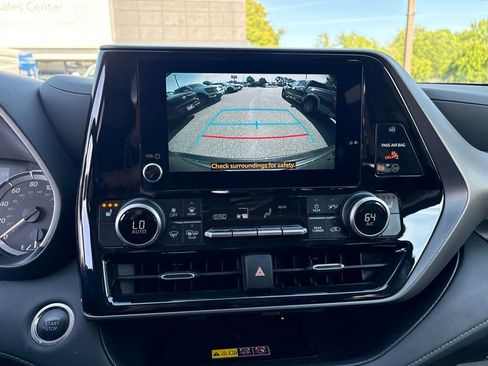 Used 2025 Toyota Highlander XLE FWD image 21