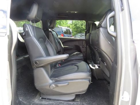 Used 2023 Chrysler Pacifica Touring-L w/ S Appearance Package FWD image 15