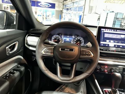 Used 2023 Jeep Compass Latitude image 13
