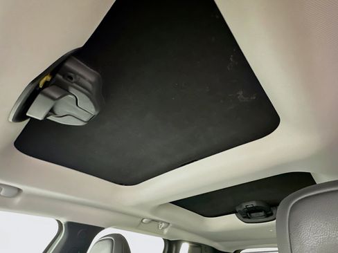 Used 2016 Jeep Renegade Limited image 26