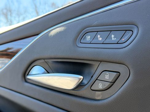 Used 2023 Cadillac Escalade Premium Luxury image 16