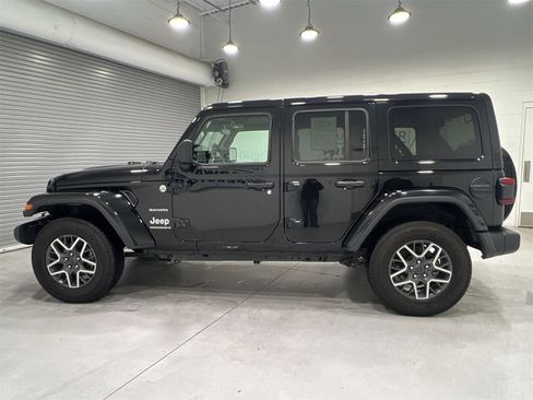 Used 2024 Jeep Wrangler Sahara image 5