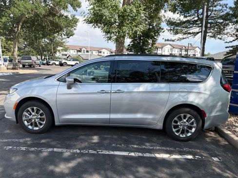Used 2022 Chrysler Pacifica Touring-L AWD/4WD image 4