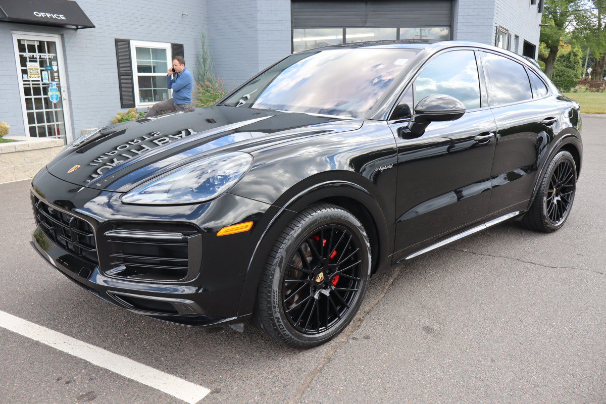 Used 2023 Porsche Cayenne Platinum Edition AWD/4WD image 2