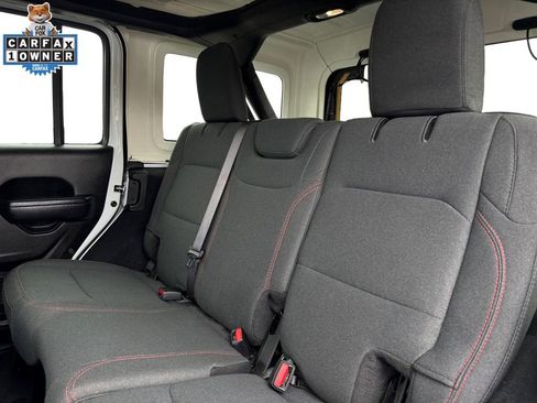 Used 2025 Jeep Wrangler Unlimited Rubicon image 14