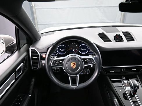 Certified 2023 Porsche Cayenne Platinum Edition image 18