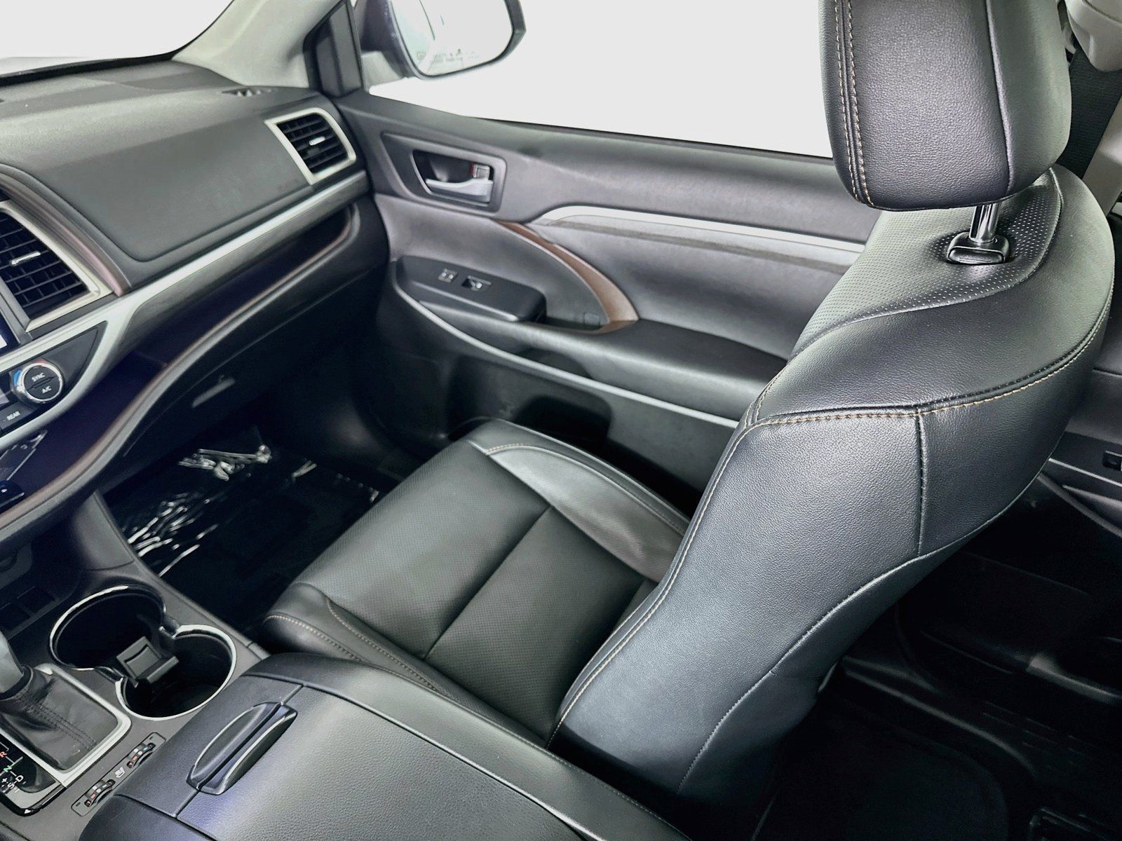 Used 2017 Toyota Highlander Limited Platinum FWD image 25