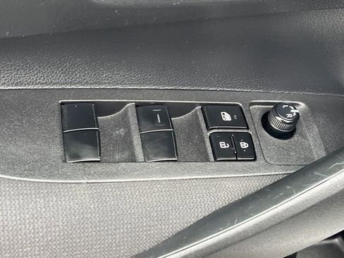 Used 2021 Toyota Corolla LE image 12