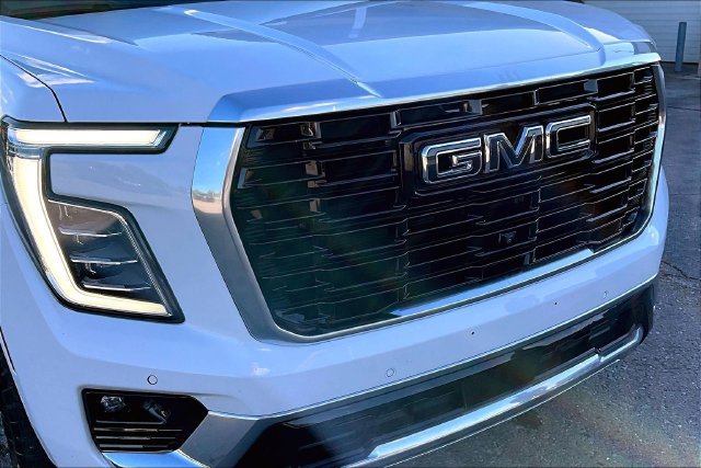 Used 2025 GMC Yukon Denali AWD/4WD image 34
