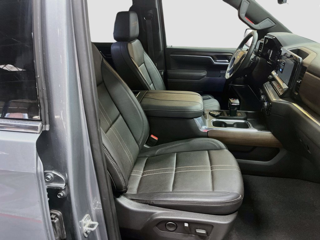 Used 2025 Chevrolet Silverado 1500 High Country AWD/4WD image 30