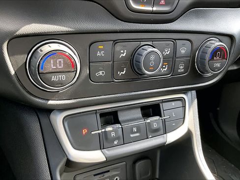 Used 2022 GMC Terrain SLT w/ Tech Package image 34