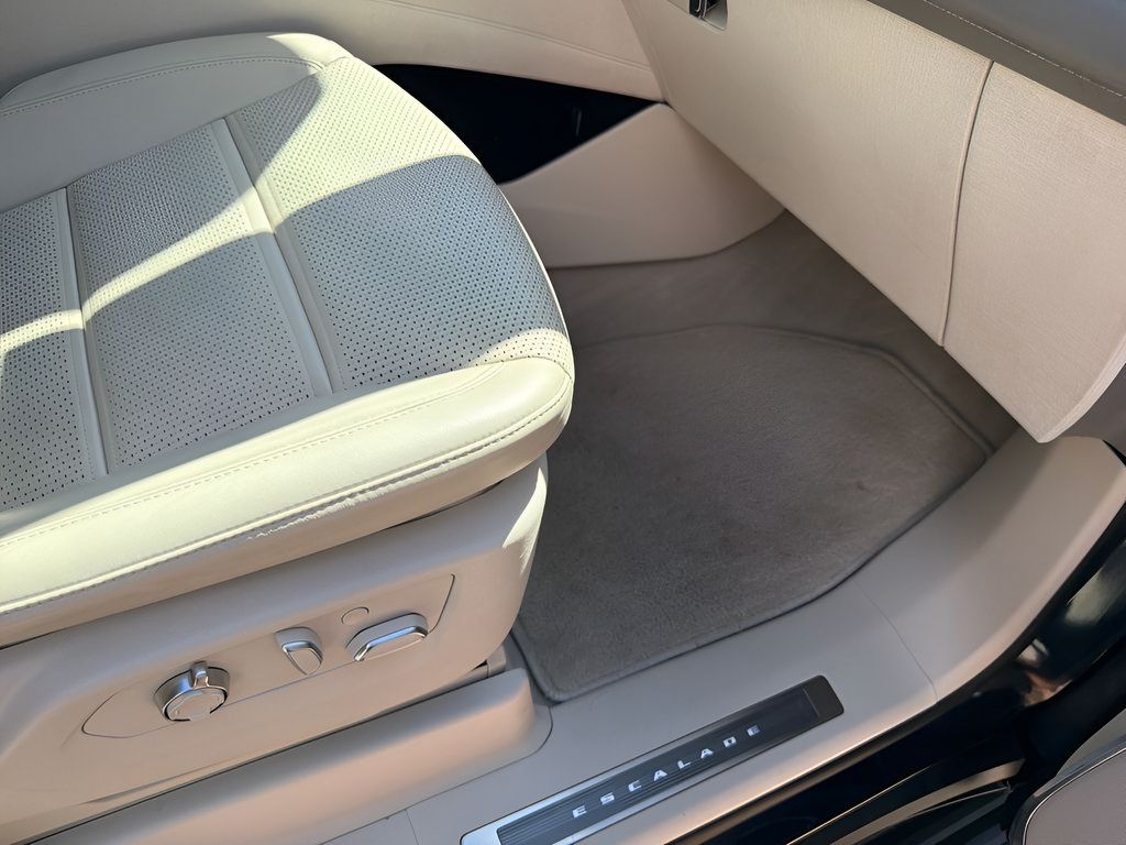 Used 2021 Cadillac Escalade ESV Premium Luxury Platinum w/ Heavy-Duty Trailer Package AWD/4WD image 44